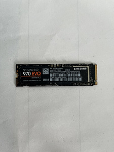 SAMSUNG 970 EVO PLUS 250GB NVMe M.2 SSD (1 foto / 3)