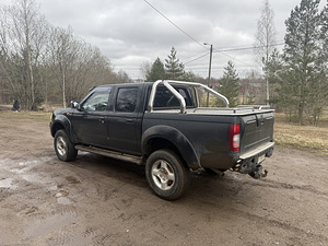 Nissan Pick-Up (5 фото из 6)