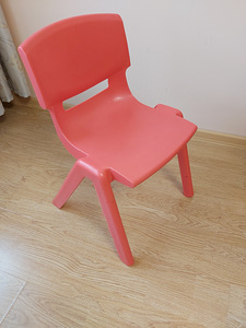 Детский стул красный