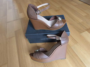 Tommy Hilfiger rihmikud (2 foto / 7)