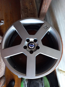 Volvo R-Design (3 foto / 3)