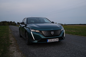 Peugeot 308 Allure Pack PureTech 130 AT8 1.2 96kW (1 foto / 10)