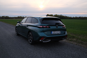 Peugeot 308 Allure Pack PureTech 130 AT8 1.2 96kW (3 foto / 10)