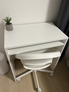 Стол и офисный стул (2 фото из 3)