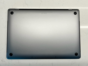 MacBook Pro 15.4” 2017 Space Grey / TouchBar (3 foto / 8)
