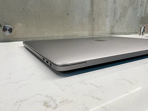 MacBook Pro 15.4” 2017 Space Grey / TouchBar (5 foto / 8)