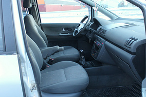 Volkswagen Sharan 7-kohta (9 foto / 10)