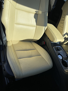 Salong jeep grand cherokee (3 foto / 4)