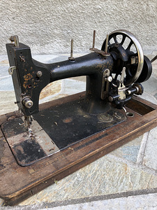 оригинальная швейная машинка Виктория.