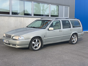 Volvo V70 T-5 Комби 2.3L R5 Turbo 176KW Мануал Бензин (2 фото из 9)