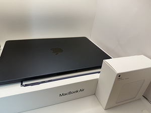 MacBook Air 13-дюймовый, M5 2026 темно-синий (2 фото из 2)