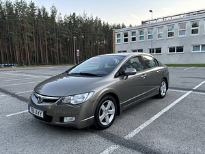 Honda Civic 1.8 103kW (2 foto / 10)