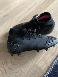 Adidase jalkabutsad s32 (3 foto / 3)