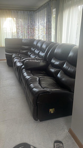 Новый кожаный угловой диван и при диванный столик