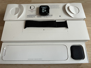 Apple watch series 4 , 44 mm, space gray (1 foto / 3)