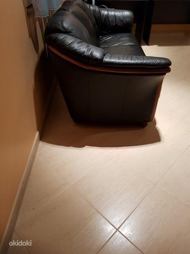 Кожаный диван и 6 cтильных офисных мягких стульев (фото #2)
