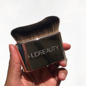 Huda Beauty body brush (2 foto / 2)