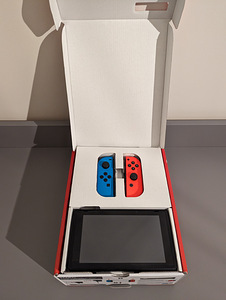 Nintendo switch V2 как новый (2 фото из 3)