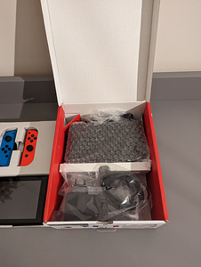 Nintendo switch V2 как новый (3 фото из 3)