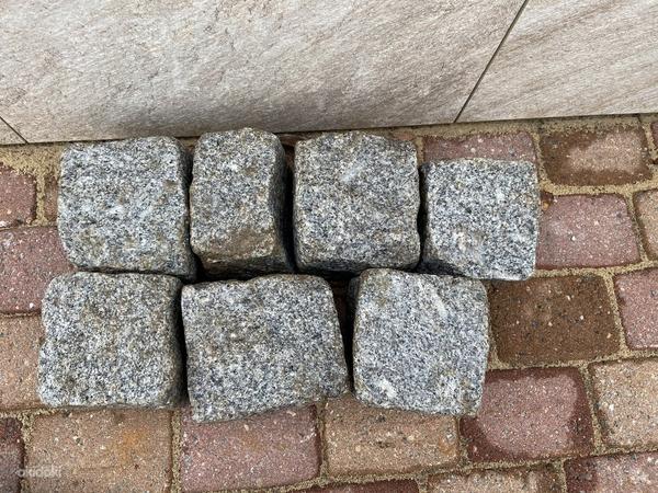 Hakitud graniidist kivi (foto #3)