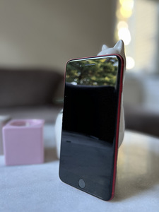 iPhone 8 Plus красный 64 ГБ (3 фото из 5)