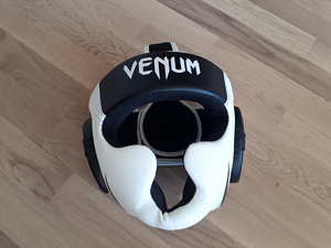 Боксерский шлем Venum Challenger.