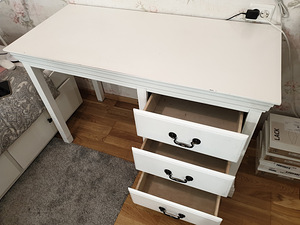 Ära anda valge kirjutuslaud - tasuta (2 foto / 3)