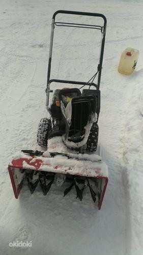 Мало использованный снегоуборщик (фото #2)
