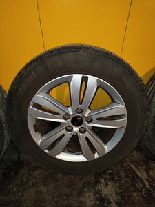 Летние шины и оригинальные литые диски Kia Sportage (4 фото из 10)