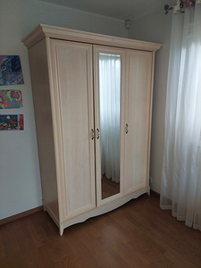 Kirjutuslaud, voodi, riidekapp, vitriinid (2 foto / 3)
