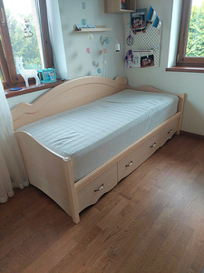 Kirjutuslaud, voodi, riidekapp, vitriinid (3 foto / 3)