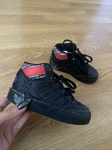Кроссовки Adidas (1 фото из 1)