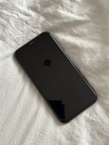 iPhone 11 256GB (2 foto / 3)
