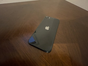 iPhone SE 2020 (8 фото из 10)