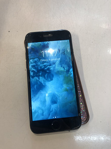 iPhone 8 64GB (9/10, 81% аккумулятора) (3 фото из 4)