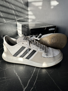 Meeste vabaajajalatsid / tossud Adidas (suurus 43⅓) + karp (1 foto / 4)