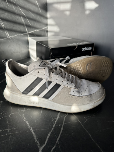Meeste vabaajajalatsid / tossud Adidas (suurus 43⅓) + karp