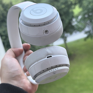 Beats Solo3 Wireless белый (3 фото из 4)