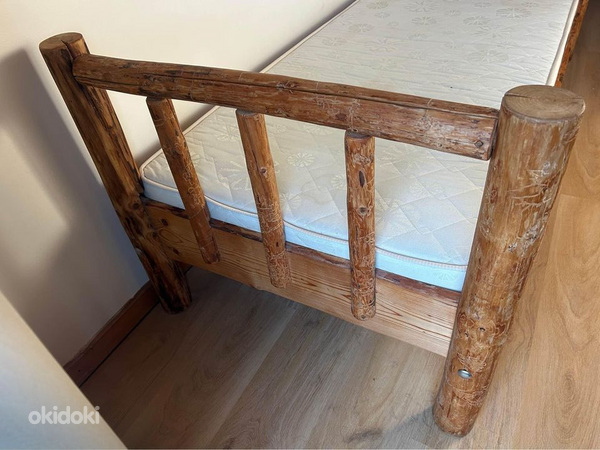 Деревянная кровать ручной работы (фото #3)