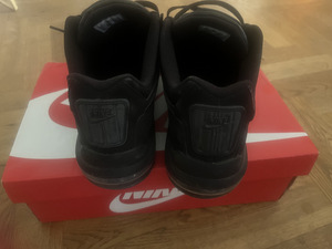 Кроссовки NIKE (2 фото из 4)