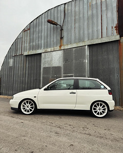 SEAT IBIZA 1.6i (2 foto / 10)