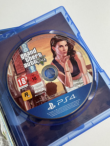 PlayStation 4 (2 foto / 4)