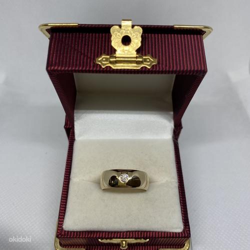 Золотое обручальное кольцо с бриллиантом (фото #1)