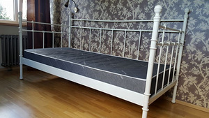 Metallist voodi ilma madratsita 90x200