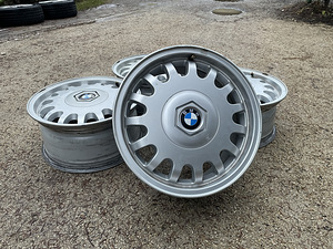 BMW 525iX E34 veljed (1 фото из 6)