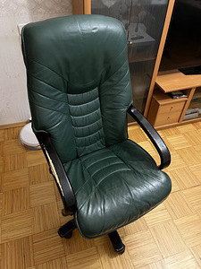 Кожаное кресло (1 фото из 2)