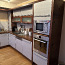 Деревянная кухонная мебель с бытовой техникой (фото #4)
