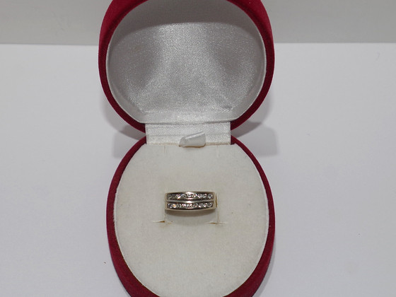 Kuldsõrmus teemantidega 750 proov, 4.97 g