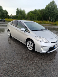 Toyota Prius (1 фото из 12)