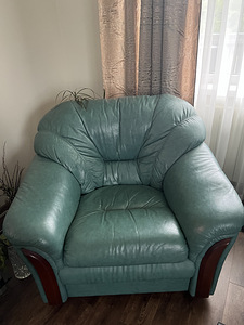 Кожаный диван и два кресла